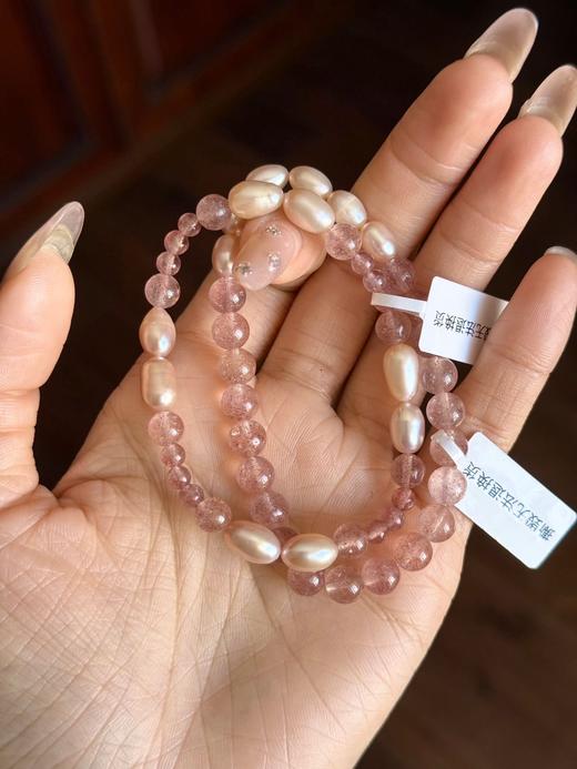 年后发！天然水晶+天然淡水珍珠！【CAVE春夏水晶串珠手串系列】珠子圆润饱满，光泽度十足！点缀夏日穿搭！灰月光/草莓晶，氛围感拉满！所有年龄都适合！戴一次被夸一次❗自己戴/送妈妈/送闺蜜，都超赞✌ 商品图4