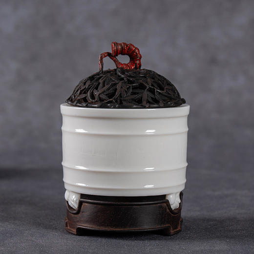 清	德化窑暗刻兽面回纹三足琴炉（红木盖座） 商品图0