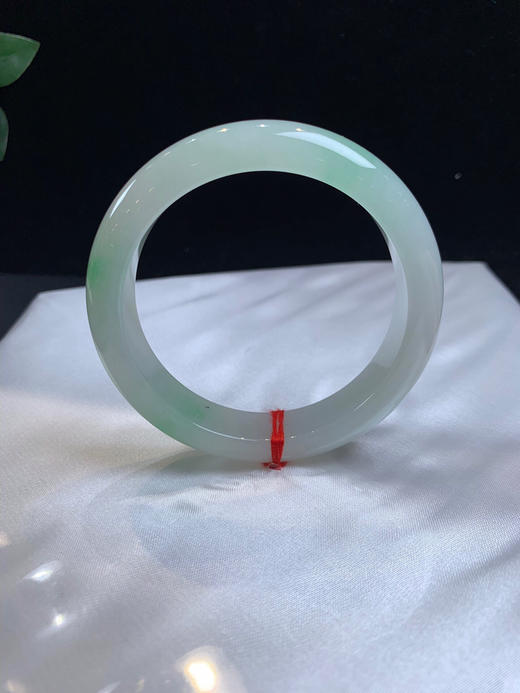 612753，57.5 飘绿正圈手镯，糯化底，飘清新绿。干净水润 商品图2