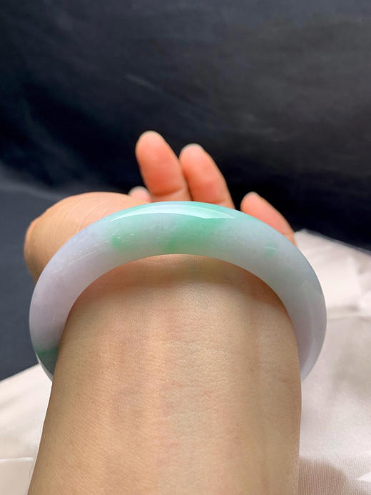 612763，55.8圈口，细糯春彩正圈平安镯，紫底飘绿，条形厚装 商品图4