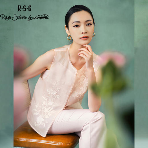 郭培成衣品牌精品系列《悦己花桑蚕丝系列》春日初绽无袖马甲背心 商品图0