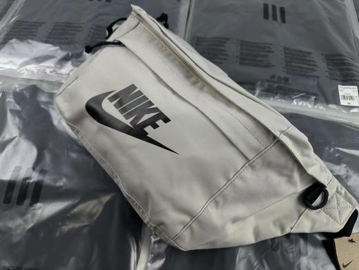 正品 NIKE 基础大LOGO挎包
规格：45x25  骨白色 商品图2