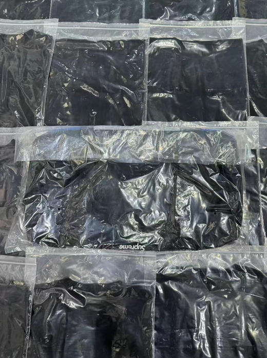 正品 supreme fw23 反光logo 休闲旅行包衣物包
蓝灰拼色 纯正品 随意鉴定  
整体尼龙材质 duffle 桶包 
旅行健身 户外 采用X pac 防水抗撕裂面料 商品图2