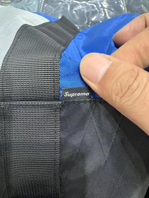正品 supreme fw23 反光logo 休闲旅行包衣物包
蓝灰拼色 纯正品 随意鉴定  
整体尼龙材质 duffle 桶包 
旅行健身 户外 采用X pac 防水抗撕裂面料 商品图4