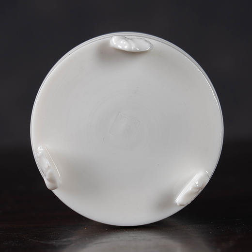 清	德化窑暗刻兽面回纹三足琴炉（红木盖座） 商品图3