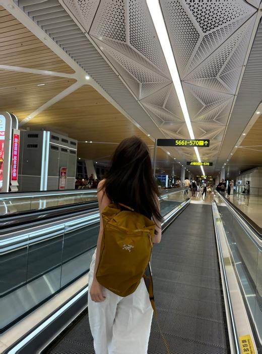 始祖鸟 最新款HELIAD15升轻量化双肩包，一款三好包包！自折叠收纳囗袋（MG） 商品图3