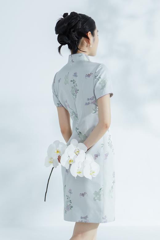 荷言HEYEN 云岚 非遗宋锦提花短款小A摆短袖绿旗袍+手工牡丹花玫瑰花盘扣 商品图3