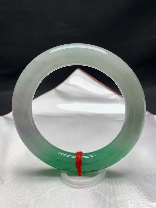 612765，54.5圈口，糯冰飘绿圆条福镯，胖圆条，条形厚装，水头好，飘一截正阳绿色 商品图2