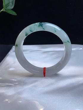 612752，56.5飘花正圈手镯，清新白底，花色灵动，整条干净清爽