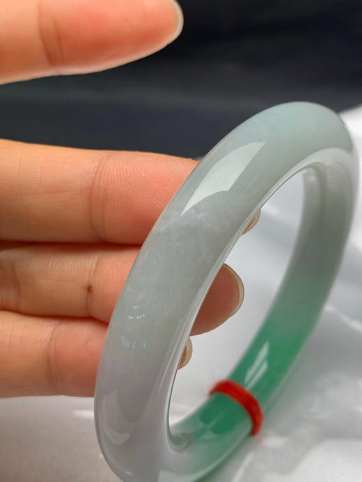 612765，54.5圈口，糯冰飘绿圆条福镯，胖圆条，条形厚装，水头好，飘一截正阳绿色 商品图3