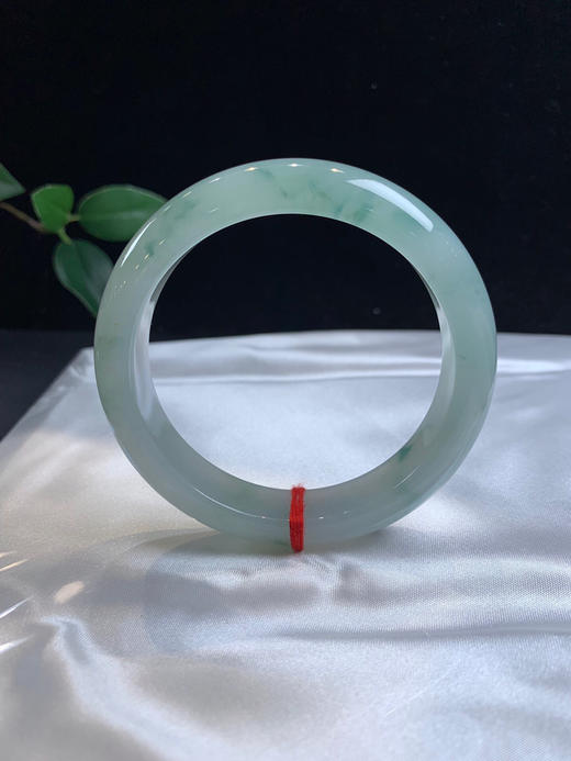 612758，57.5冰飘花正圈手镯，整体底妆均匀，油油的，局部飘些清新淡雅的兰花，清爽 商品图0