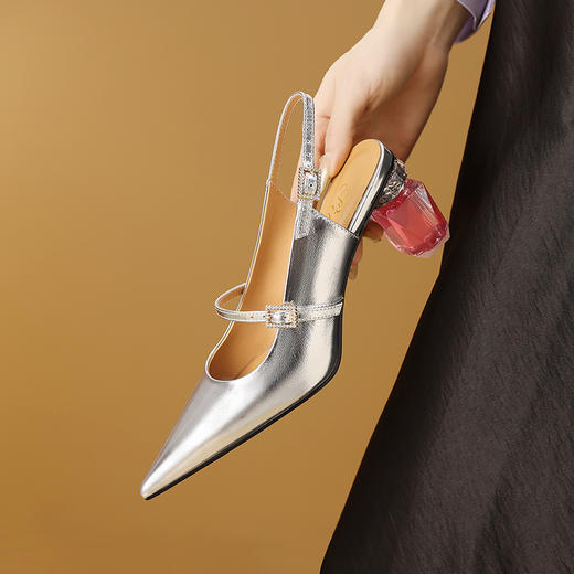 【预售7天】超有质感水晶跟真皮尖头粗跟银色浅口后空凉鞋CX&CX3696-2 商品图3