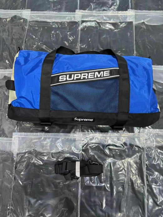 正品 supreme fw23 反光logo 休闲旅行包衣物包
蓝灰拼色 纯正品 随意鉴定  
整体尼龙材质 duffle 桶包 
旅行健身 户外 采用X pac 防水抗撕裂面料 商品图0
