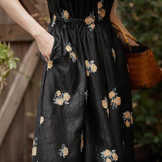 【清冷东方美人战袍】ORIGNAL&CO龟裂纹新中式香云纱V领连衣裙 东方雅韵，纯手工刺绣，重工印染龟裂纹面料 商品图8