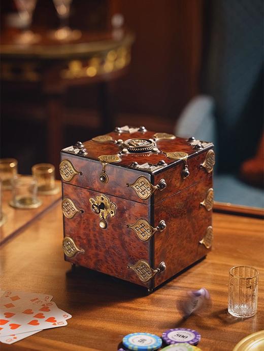 【已售】独角鹿西洋古董 19世纪末20世纪初法国出品几何纹及古典肖像主题铜雕装饰胡挑木贴面雪茄盒 商品图1