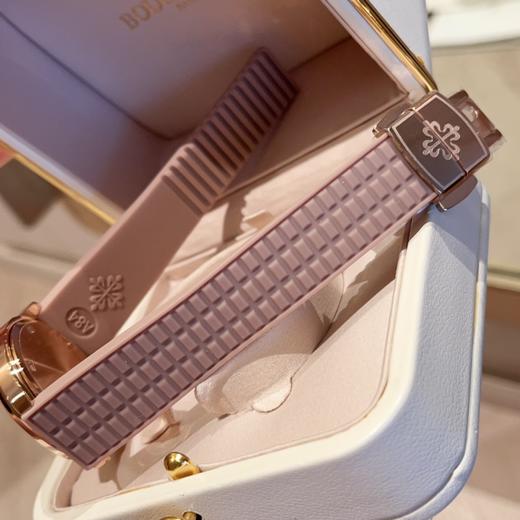 百达翡丽Patek Philippe 这款属于女款手雷中的天花板级别 超粉嫩的颜色 双色调乳白色珍珠贝母渐变表盘配玫瑰金表壳，表圈满镶40颗长形钻，表径36.5mm，超级适合女孩子佩戴 商品图6