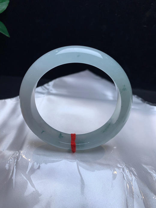 612772，54.7冰飘花手镯，清新秀气，清清爽爽的，浅浅的飘了一点蓝花，干净秀美 商品图1