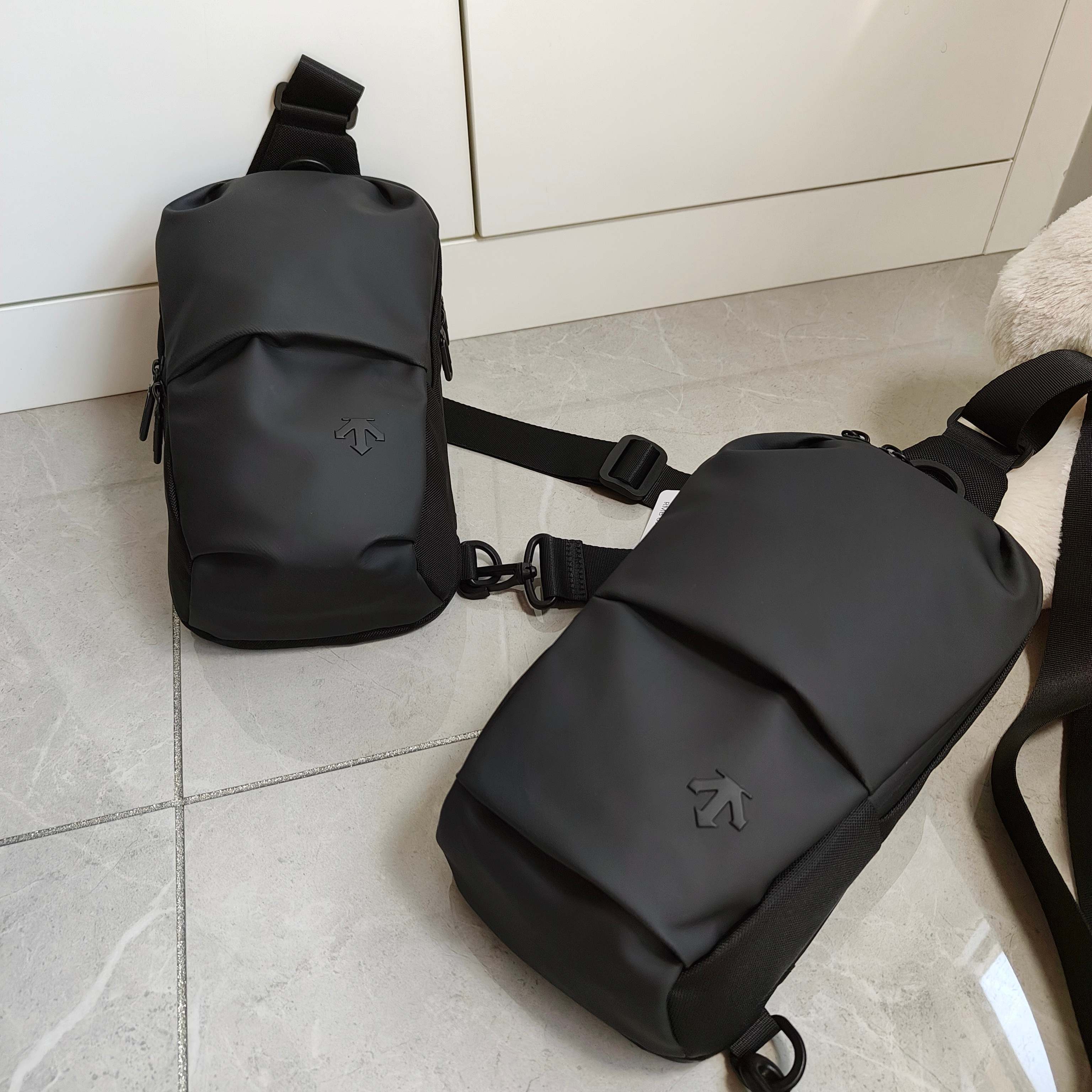 点此购买 迪桑特男女款运动休闲胸包挎包 qk 316685