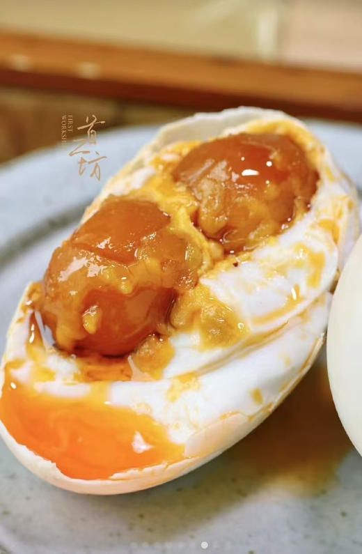 一蛋双黄，好事成双～80g*10枚
正宗高邮双黄咸鸭蛋 超大一颗哦✔
个头≈普通鸭蛋两个 双黄蛋爽感加倍
松沙流油 咸淡适中 香醇可口 老幼皆宜
来一口 味蕾瞬间得到极大满足 鲜美宝藏 商品图4