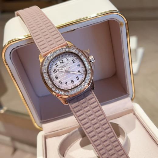 百达翡丽Patek Philippe 这款属于女款手雷中的天花板级别 超粉嫩的颜色 双色调乳白色珍珠贝母渐变表盘配玫瑰金表壳，表圈满镶40颗长形钻，表径36.5mm，超级适合女孩子佩戴 商品图7