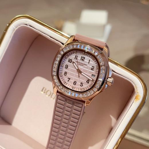 百达翡丽Patek Philippe 这款属于女款手雷中的天花板级别 超粉嫩的颜色 双色调乳白色珍珠贝母渐变表盘配玫瑰金表壳，表圈满镶40颗长形钻，表径36.5mm，超级适合女孩子佩戴 商品图4