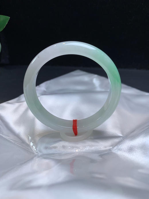 612768，55.7飘绿手镯，清新的底色，飘一截清新绿底，很秀气 商品图3