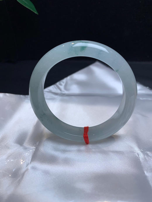 612772，54.7冰飘花手镯，清新秀气，清清爽爽的，浅浅的飘了一点蓝花，干净秀美 商品图0