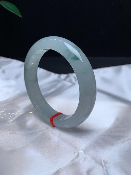 612772，54.7冰飘花手镯，清新秀气，清清爽爽的，浅浅的飘了一点蓝花，干净秀美 商品图3