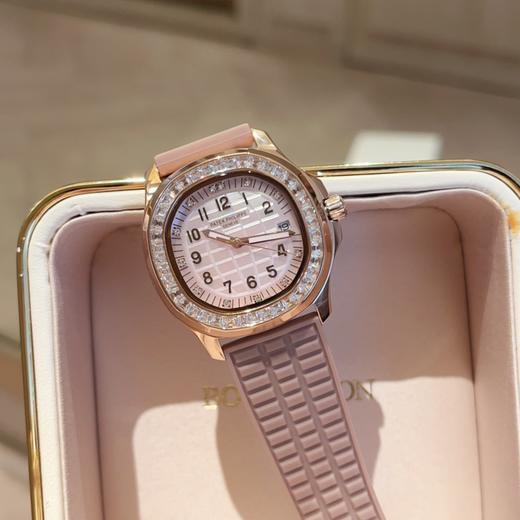 百达翡丽Patek Philippe 这款属于女款手雷中的天花板级别 超粉嫩的颜色 双色调乳白色珍珠贝母渐变表盘配玫瑰金表壳，表圈满镶40颗长形钻，表径36.5mm，超级适合女孩子佩戴 商品图3