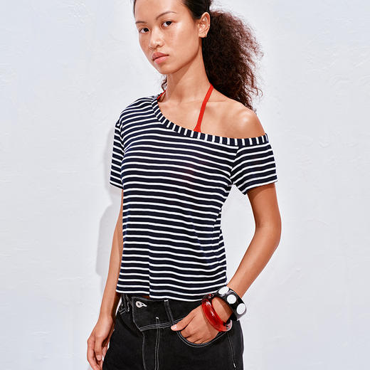 NUTH条纹斜肩宽松露肩短袖T恤女 商品图0