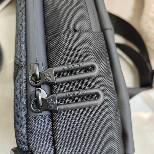 点此购买 迪桑特男女款运动休闲胸包挎包 qk 316685 商品图7