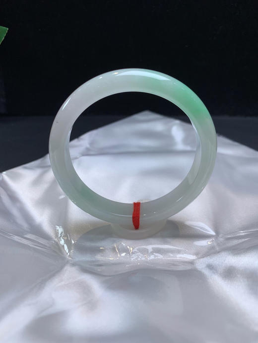 612768，55.7飘绿手镯，清新的底色，飘一截清新绿底，很秀气 商品图1