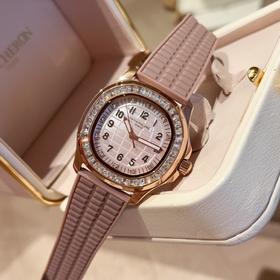 百达翡丽Patek Philippe 这款属于女款手雷中的天花板级别 超粉嫩的颜色 双色调乳白色珍珠贝母渐变表盘配玫瑰金表壳，表圈满镶40颗长形钻，表径36.5mm，超级适合女孩子佩戴