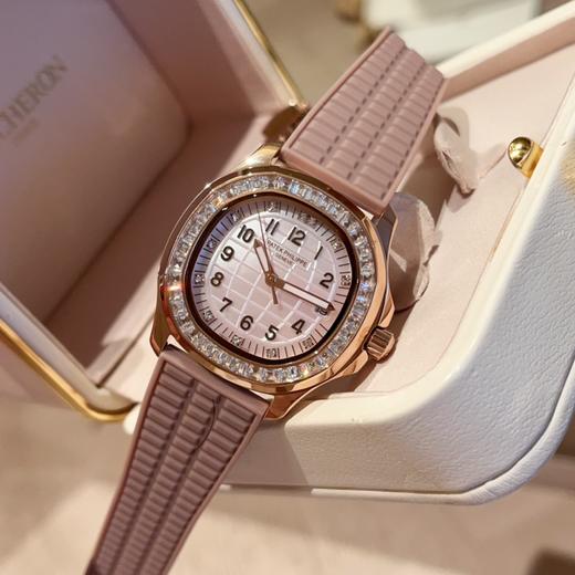 百达翡丽Patek Philippe 这款属于女款手雷中的天花板级别 超粉嫩的颜色 双色调乳白色珍珠贝母渐变表盘配玫瑰金表壳，表圈满镶40颗长形钻，表径36.5mm，超级适合女孩子佩戴 商品图0