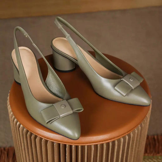 洛诗琳12442时尚尖头凉鞋2025夏季蝴蝶结后空粗跟真皮凉鞋21181 商品图4