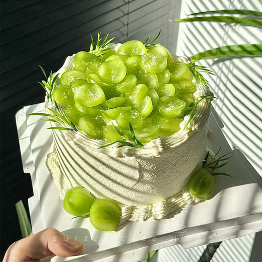 【青提香韵】青提翠绿甜蜜满溢简约风--水果夹心生日蛋糕 商品图0