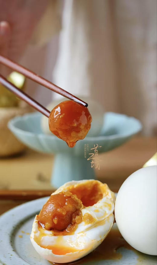 一蛋双黄，好事成双～80g*10枚
正宗高邮双黄咸鸭蛋 超大一颗哦✔
个头≈普通鸭蛋两个 双黄蛋爽感加倍
松沙流油 咸淡适中 香醇可口 老幼皆宜
来一口 味蕾瞬间得到极大满足 鲜美宝藏 商品图2