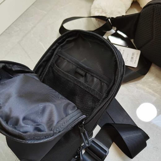 点此购买 迪桑特男女款运动休闲胸包挎包 qk 316685 商品图4