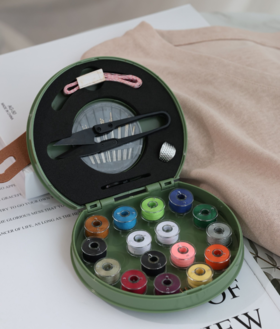 年后发！家庭必备❗️同品质💰79.8！【高档针线盒21件套】纱剪+顶针+穿针器+16卷线+针盒+量衣尺！ABS材质，外盒防水防潮耐用；双层分区收纳，应有尽有，所有工具1秒找到