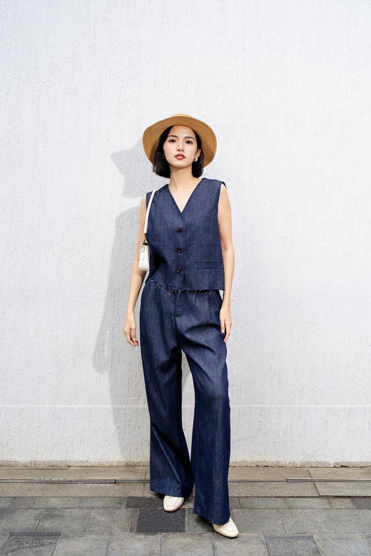 🎉这款【随性牛仔】极简牛仔马甲阔腿裤三件套8162👏🏻 以「纯净廓形+质感面料」为核心，🌈这套三件套通过V领无袖牛仔马甲、高腰垂感阔腿裤、的极简组合 商品图3