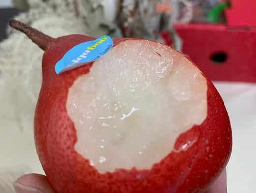 新西兰红梨礼盒  特级果，其他梨都是以清爽为主，这款梨感觉是被蜜蜂亲吻过，带着蜜意带着花香和果糖的甜。每一口都能吃出眯眯眼，每一口都能征服你。 商品图1