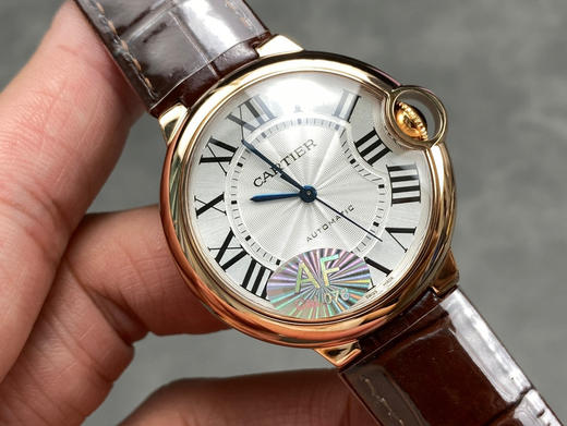 AF穷工极态，精雕细刻——卡地亚36mm自动机械蓝气球系列腕表
延续以往优异的产品质量更换全新包装和全新防伪标，让高品质更有识别性
【表壳】直径36毫米，原装一致！精钢材质表壳❕原版开模的❕❕ 商品图1