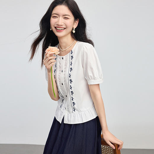 【周末秒杀】熙世界轻民族文艺风绣花衬衫女夏宽松荷叶边下摆圆领衬衣夏日穿搭 商品图3