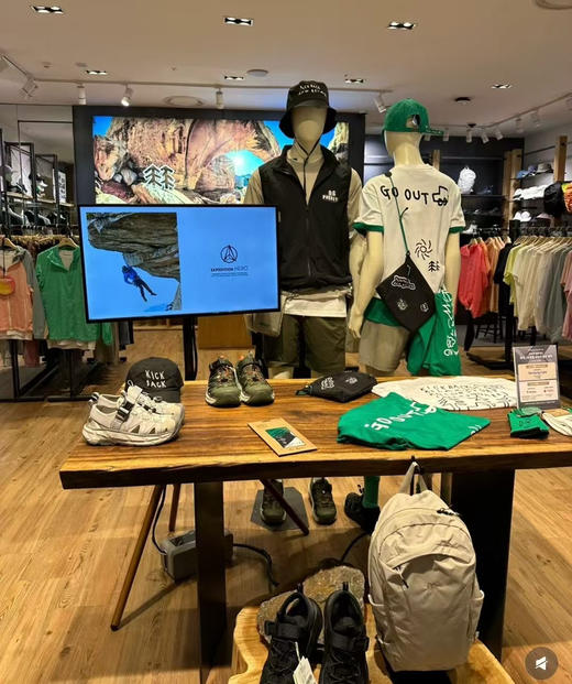 韩单正品KOLON中性款大容量双肩包背包，中性款运动徒步双肩，功能性强大，自重轻，防水防雨，满足多场景户外需求，中性款大容量双肩背包，功能性强大，自重轻！比一件t恤还要轻。
四个色，代购700➕ 商品图10