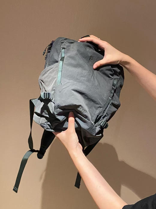 韩单正品KOLON中性款大容量双肩包背包，中性款运动徒步双肩，功能性强大，自重轻，防水防雨，满足多场景户外需求，中性款大容量双肩背包，功能性强大，自重轻！比一件t恤还要轻。
四个色，代购700➕ 商品图7