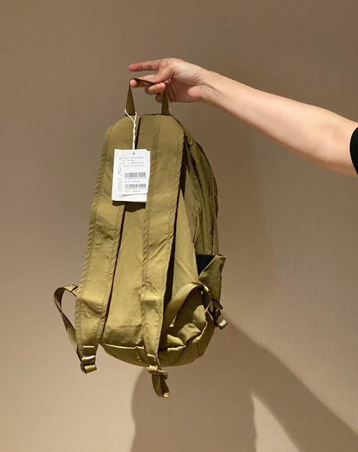 韩单正品KOLON中性款大容量双肩包背包，中性款运动徒步双肩，功能性强大，自重轻，防水防雨，满足多场景户外需求，中性款大容量双肩背包，功能性强大，自重轻！比一件t恤还要轻。
四个色，代购700➕ 商品图5