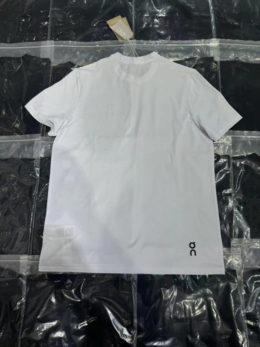 原单正品昂跑 core t系列 男款  速干轻量T恤  

S M L XL XXL 保真 黑蓝白三色 

适应场景 5/10公里运动 室内训练 混合运动 

132g 超轻量化 越南产 商品图6