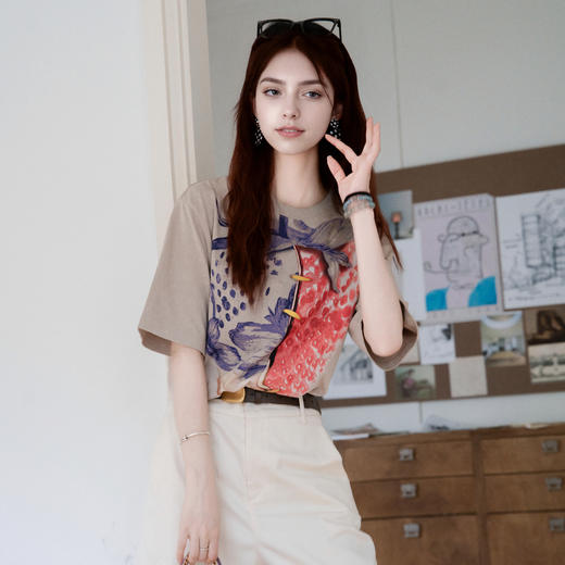 谜底T恤短袖女2025夏新品休闲日常印花宽松H型中长上衣252MT0532 商品图1
