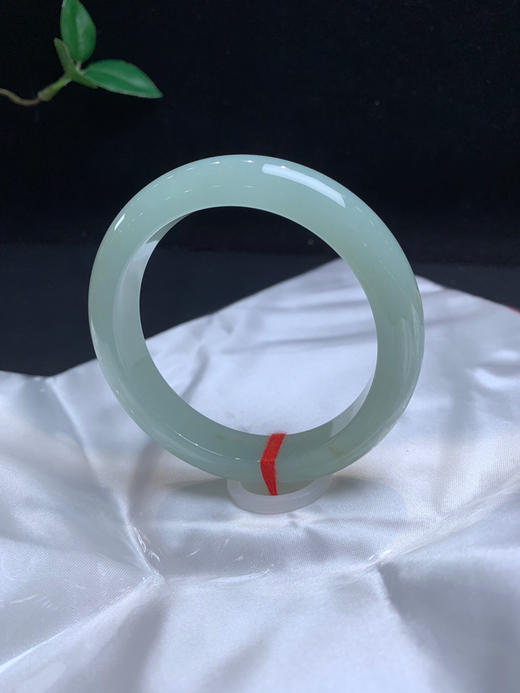 612777，59.5晴绿底正圈手镯，整条带晴底色，均匀细腻，局部飘一点特色洒金 商品图4