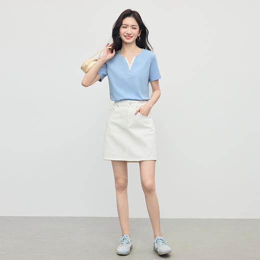 【专属特价】熙世界撞色小V领拼接短袖T恤女2025新款夏季蓝色休闲通勤正肩上衣 商品图4